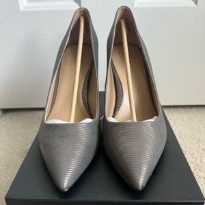 naturalizer
Black/Gold Stripe Leather ‘Anna’ Heels